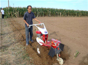 開(kāi)溝培土機(jī)器